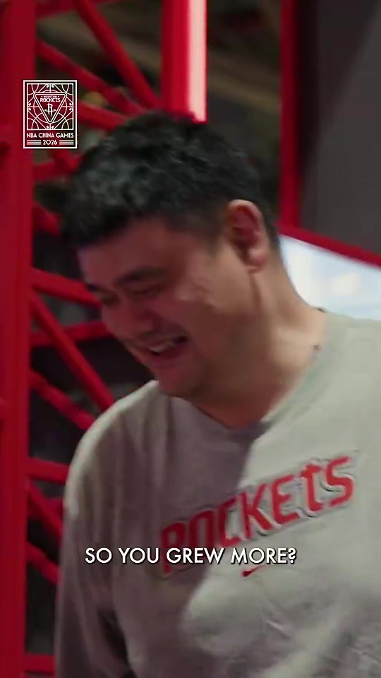 和自己海报比身高！姚明打趣：我还在长身体、鞋里塞了东西😂