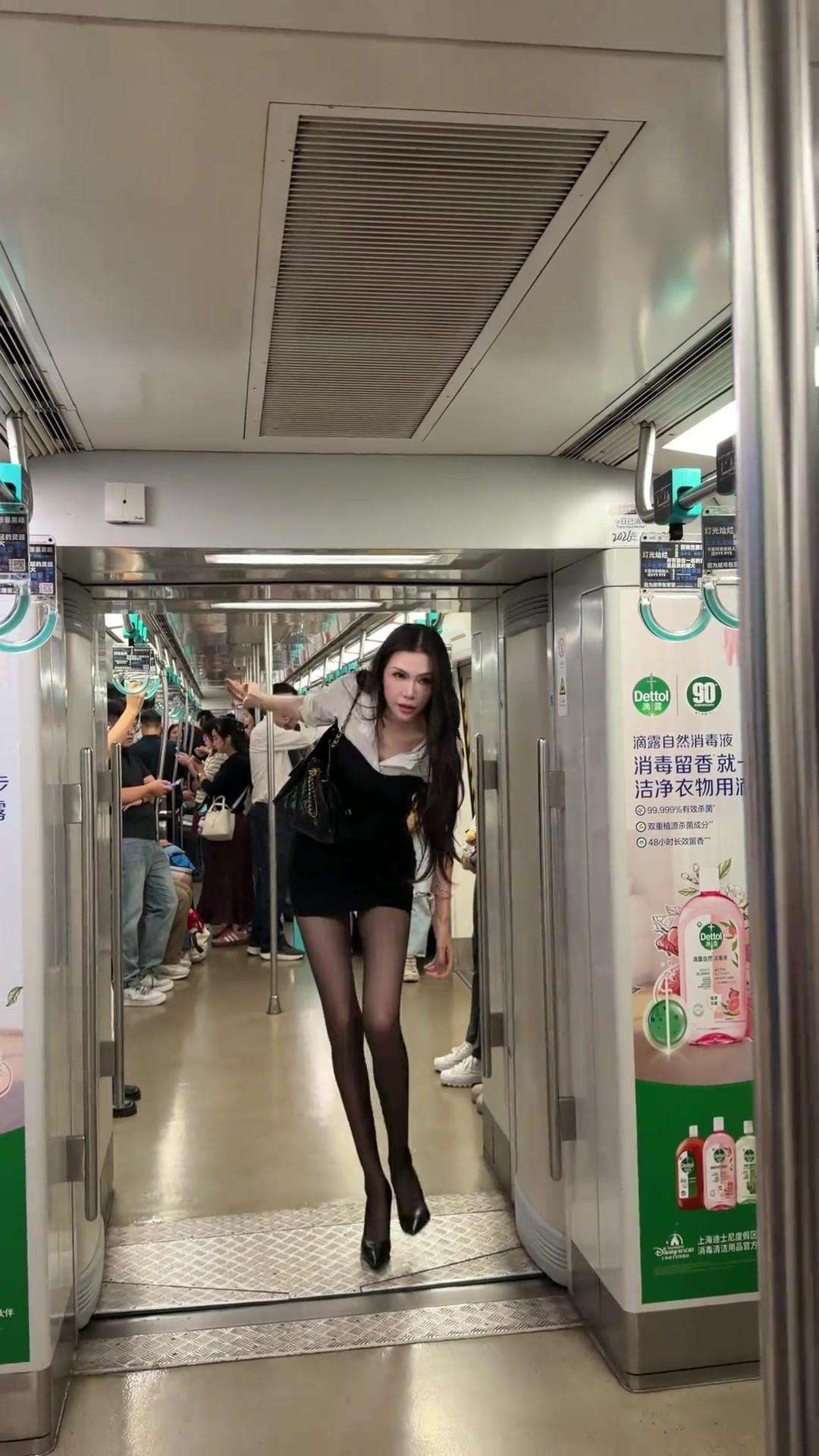 姐姐太飒啦😍 在地铁遇到2米高的&ldquo;诺姐&rdquo;你敢上去打招呼吗？